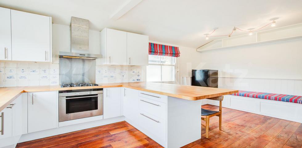 			2 Bedroom, 1 bath, 1 reception Flat			 Ormiston Grove, SHEPHERDS BUSH